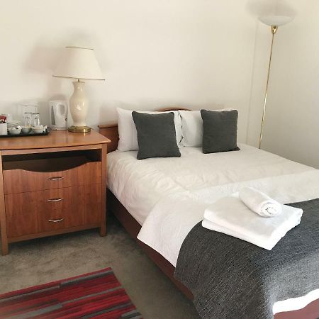 Haya Guest House Oldbury Kültér fotó