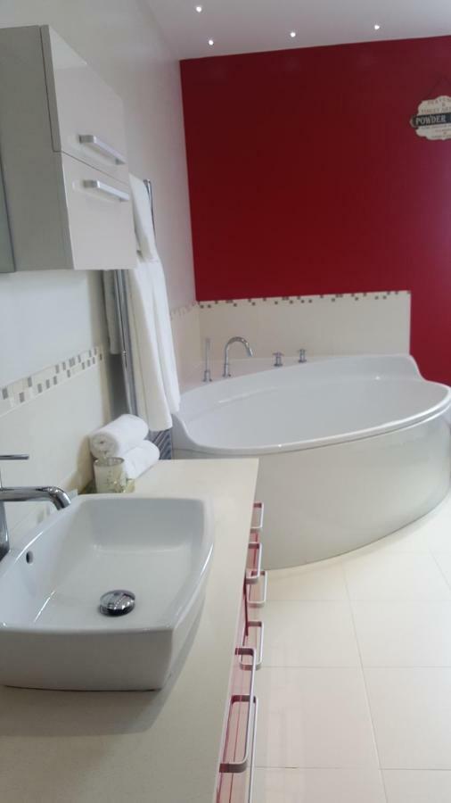 Haya Guest House Oldbury Kültér fotó